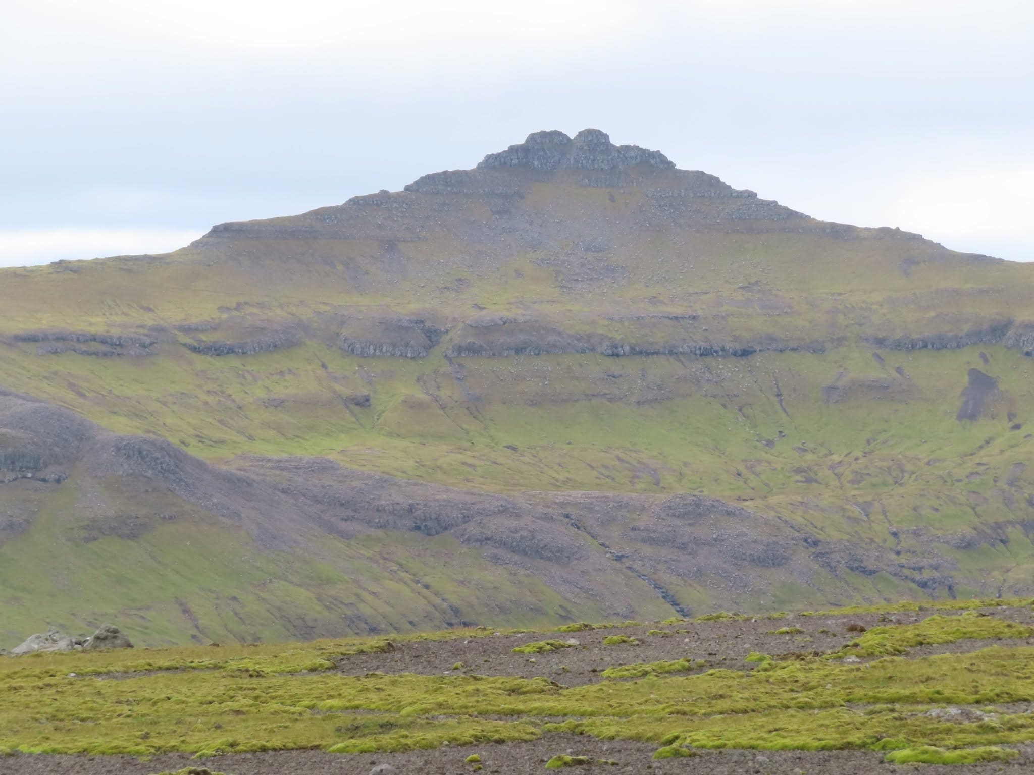 Fjallið millum Botnar